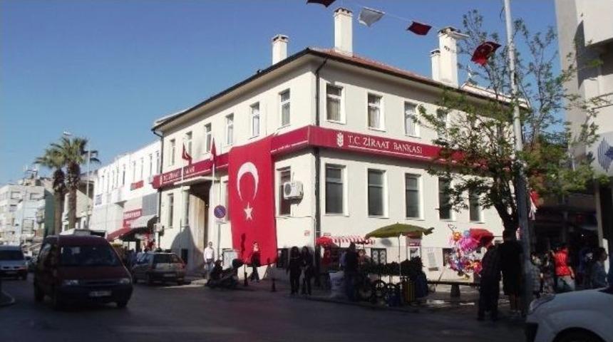 Ayvalık&rsquo;ta Tc&rsquo;si Kaldırılan Bankaya Tepki