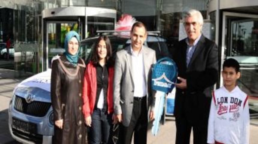Alışveriş Merkezinin Otomobil Hediyesiyle Sevindiler