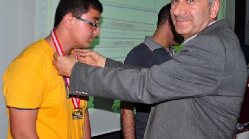 UMATYA'da Ilk 50'ye Giren &Ouml;ğrenci Ve &Ouml;ğretmenleri &Ouml;d&uuml;llendirildi