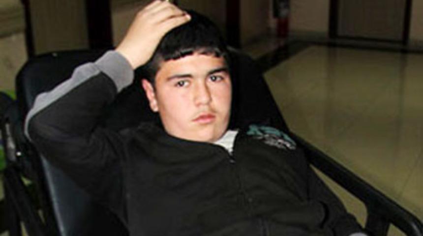 Başına tığ saplandı