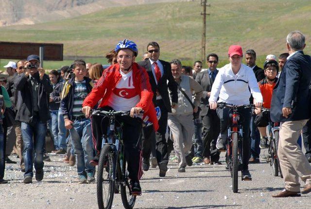 Batman'da Pedallar Kardeşlik Için Döndü