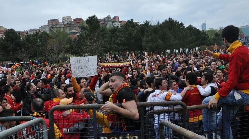 Galatasaray Taraftarından 'Fatih Terim' Eylemi