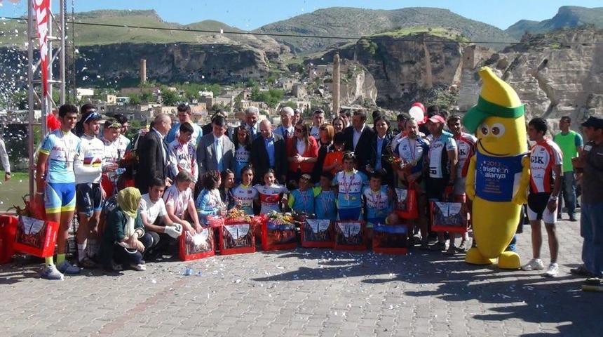 Derece Alan Bisiklet&ccedil;ilerin &Ouml;d&uuml;llerini Bakan Şimşek Verdi