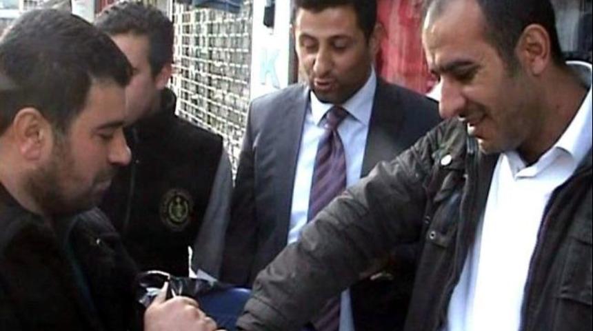 Ercişli Esnaf Bir Hurmaya Bir Fatiha Okutuyor