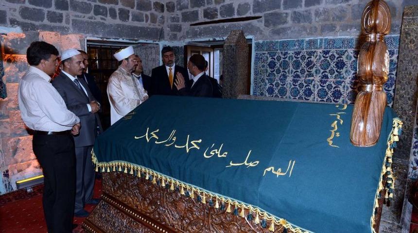 Diyanet İşleri Başkanı G&ouml;rmez, Şehit Sahabe Kabirlerini Ziyaret Etti