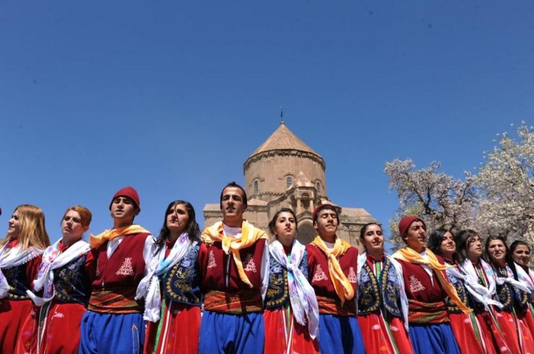 'Turizm Haftası' Etkinlikleri, Akdamar Adası'nda Halaylarla Başladı