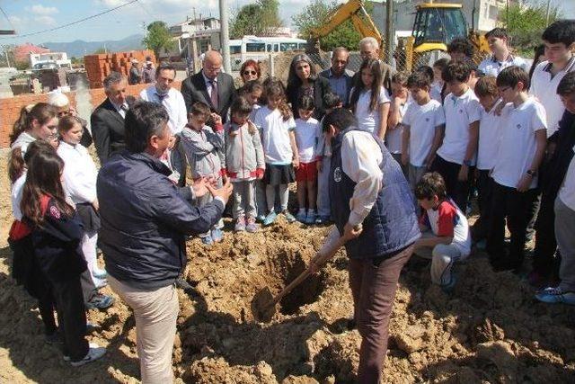 Burhaniye’de Öğrenciler Fidan Dikti