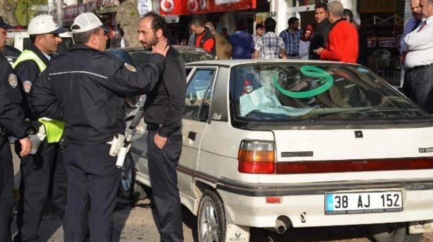 Devrilen Ara&ccedil;tan Şans Eseri Yara Almadan Kurtuldu