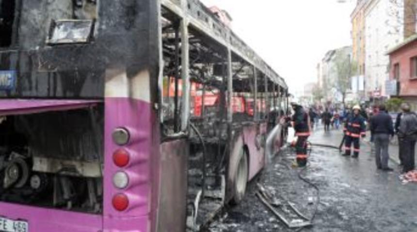 Y&uuml;z&uuml; Maskeli Kişiler Gazi Mahallesi'nde Otob&uuml;s Yaktı