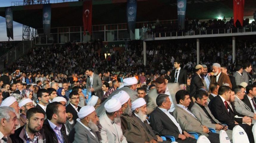 Diyarbakır'da G&ouml;r&uuml;lmemiş Coşku, Binlerce Kişi Statta O'nun I&ccedil;in Buluştu