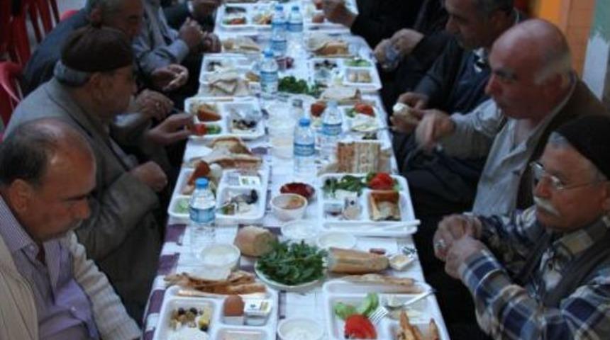 Y&uuml;reğir&rsquo;de Sabah Namazından Sonra Kahvaltı