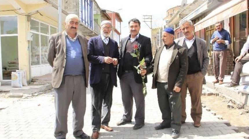 Ahlat M&uuml;ft&uuml;l&uuml;ğ&uuml; Salavat Eşliğinde G&uuml;l Dağıttı