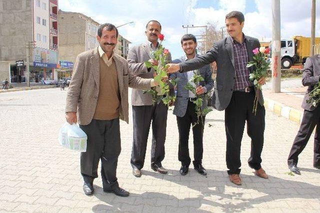 Ahlat Müftülüğü Salavat Eşliğinde Gül Dağıttı