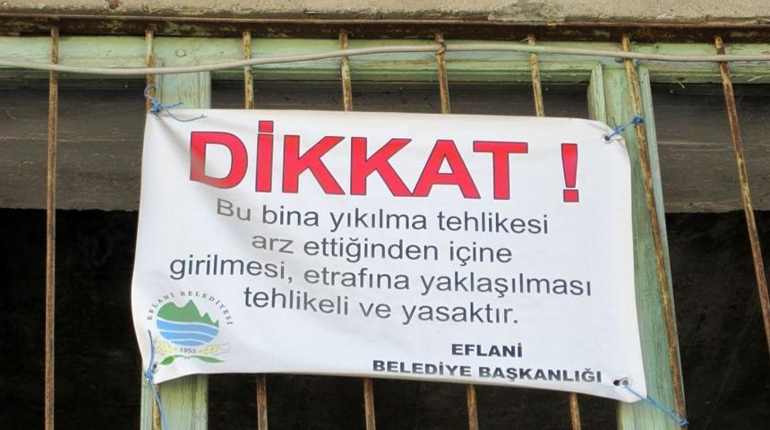 Yıkılma Tehlikesi Olan Binalara Ikaz Yazıları Asıldı