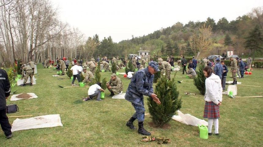 &Ccedil;ocuklar Mehmet&ccedil;ikle Birlikte Anıtkabir&rsquo;e Fidan Dikti