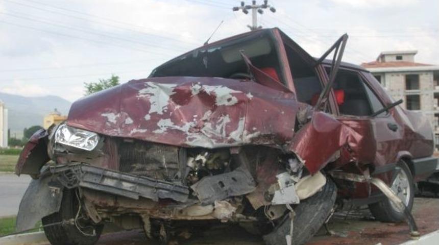 &Ouml;demiş'te Hatalı Sollama Kazası: 2 Yaralı