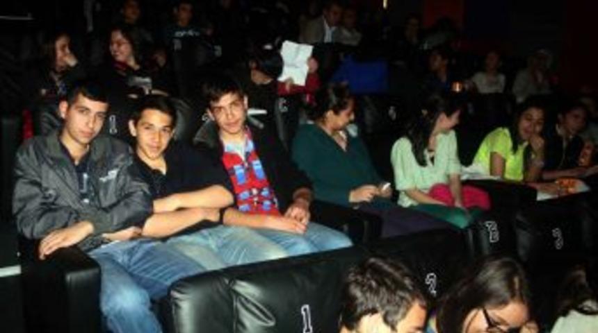 &lsquo;Taş Mektep&rsquo; Filmiyle Duygulandı, Ağladı, D&uuml;ş&uuml;nd&uuml;ler