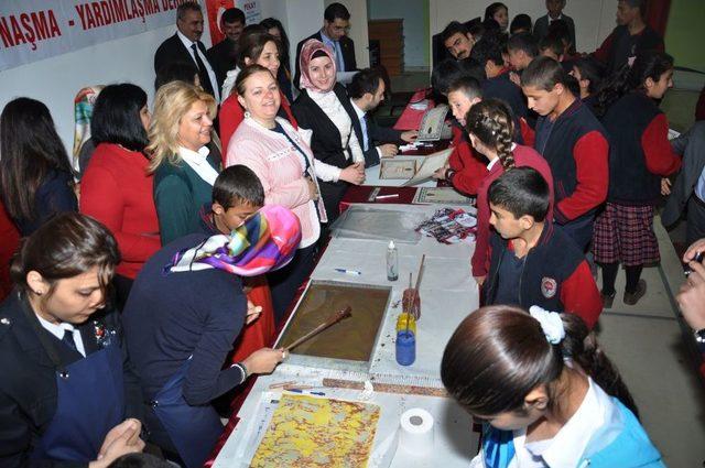 Polis Eşleri Öğrencilere Hediye Dağıttı