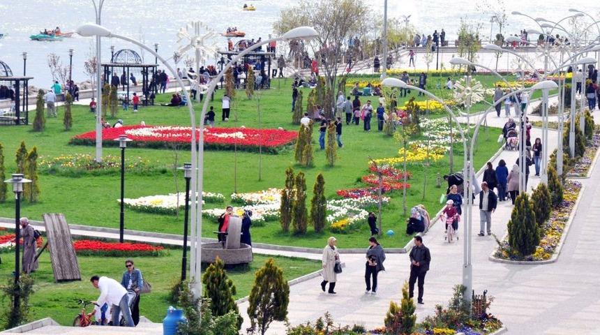 Bayrak Motifli Lalelerle Hatıra Fotoğrafı