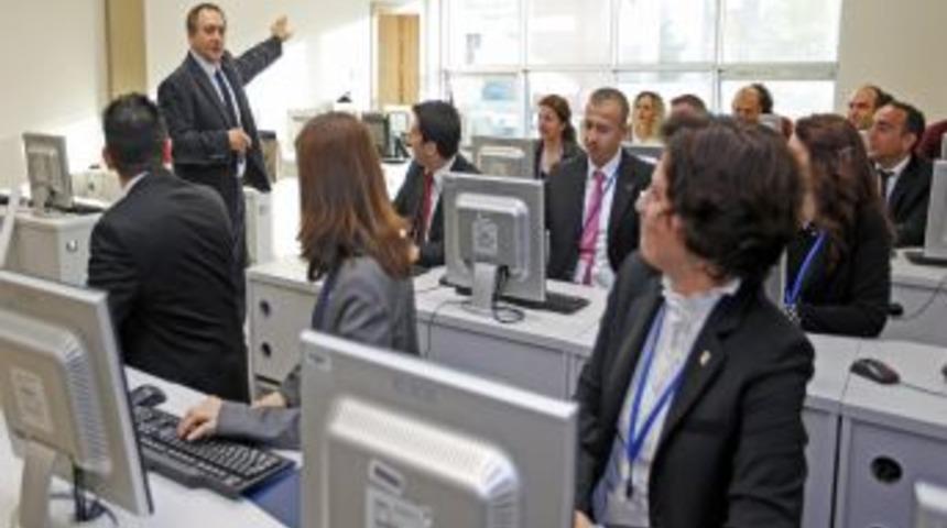 İzmir&rsquo;in &Ouml;ğrencileri Siber Zorbalıktan 350 &Ouml;ğretmen Tarafından Korunacak