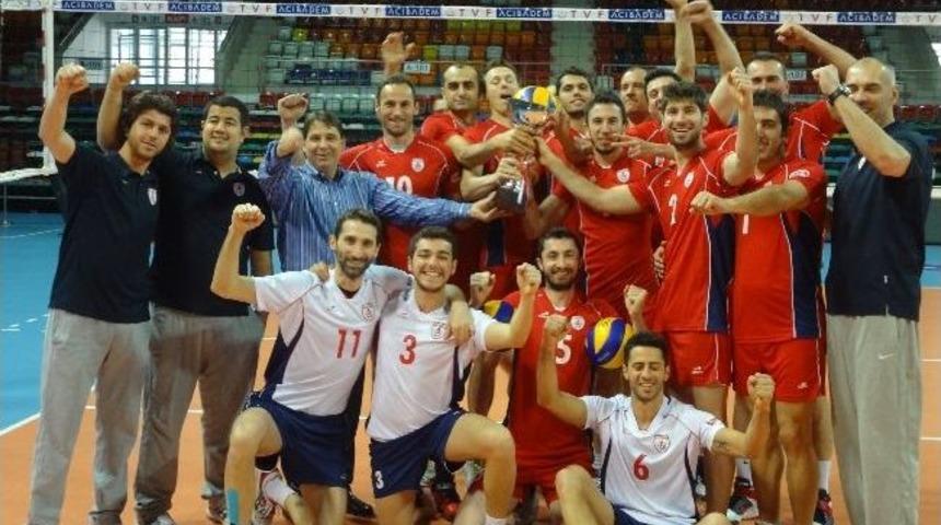 Kırmızı Lacivertliler Finalde &Uuml;&ccedil; Ma&ccedil;ın &Uuml;&ccedil;&uuml;n&uuml; De &Uuml;st&uuml;n Oynayarak Kazandı