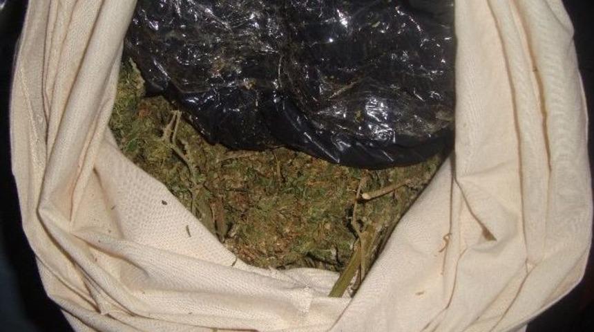 Cezaevi Gardiyanı Esrarla Yakalandı