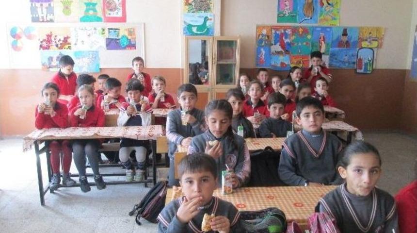 Kardeş Okula Kitap Hediye Ettiler