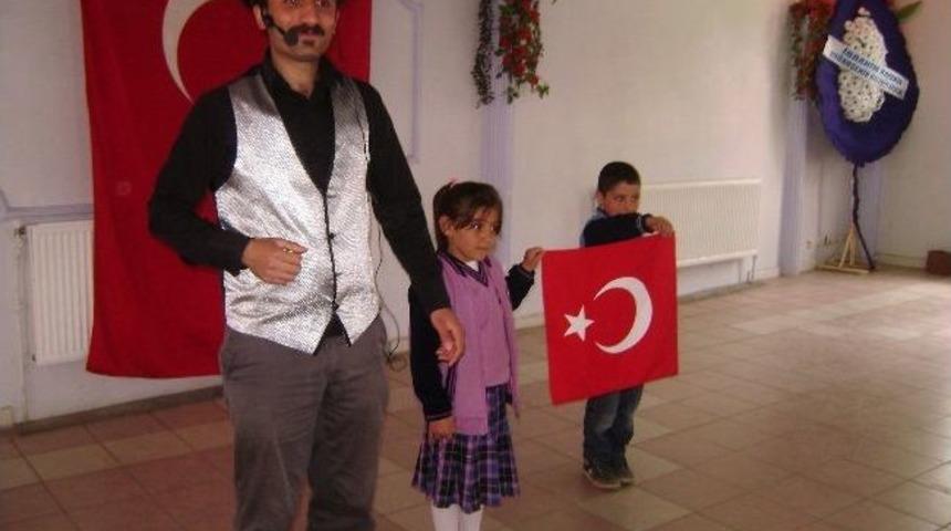 Tiyatro G&ouml;sterisine &Ouml;ğrenciler İlgi G&ouml;sterdi