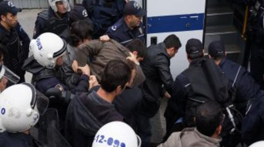 &Uuml;niversiteye Sopayla Girmek Isteyenlere Polis Engeli