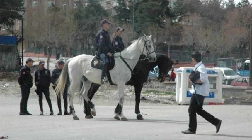 Erzurum’da Kadın Atlı Polisler Devriyeye Çıktı