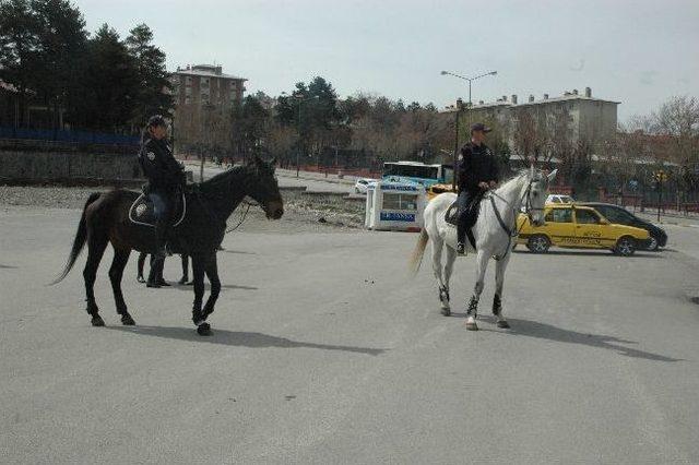 Erzurum’da Kadın Atlı Polisler Devriyeye Çıktı