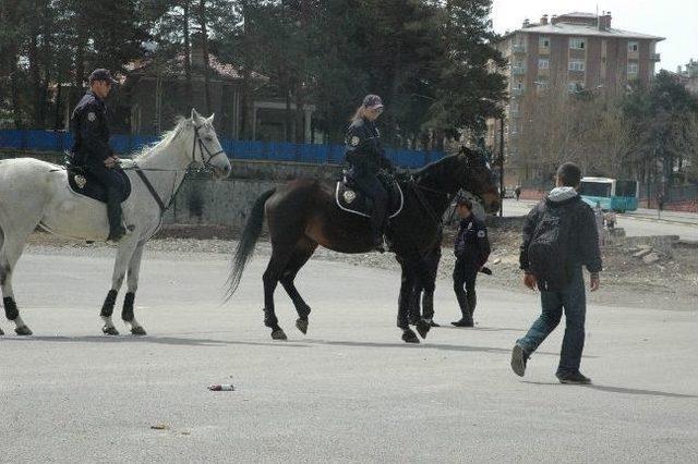 Erzurum’da Kadın Atlı Polisler Devriyeye Çıktı