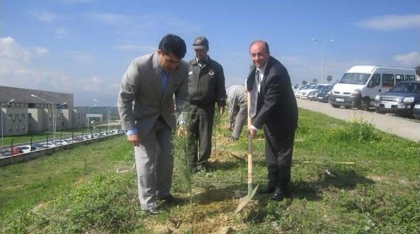 Valilik Kamp&uuml;s&uuml;nde Fidan Dikimi Yapıldı