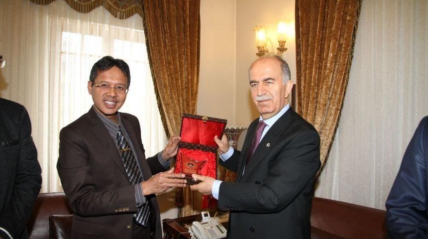 Endonezya Batı Sumatra Adasına T&uuml;rk Koleji M&uuml;jdesi