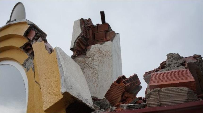 Yıldırım D&uuml;şen Apartmanda Hasar Meydana Geldi