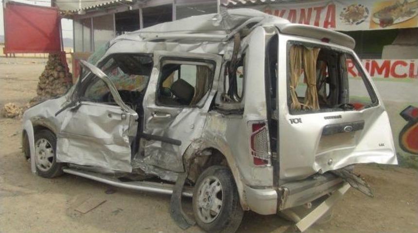 Silopi&rsquo;de Trafik Kazası: 3 &Ouml;l&uuml;