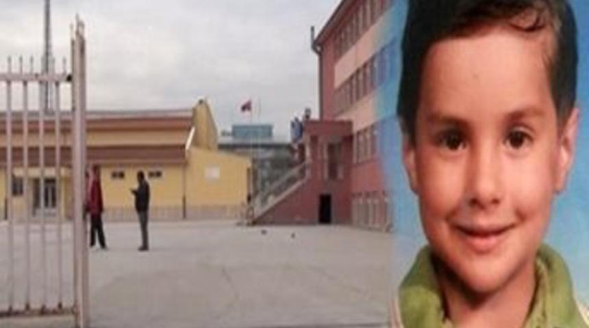 &Uuml;zerine Demir Kapı D&uuml;şen 7 Yaşındaki &Ccedil;ocuk, Hayatını Kaybetti