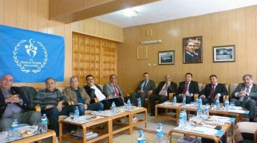 Gen&ccedil;lik Spor M&uuml;d&uuml;rleri G&uuml;m&uuml;şhane&rsquo;de Toplandı