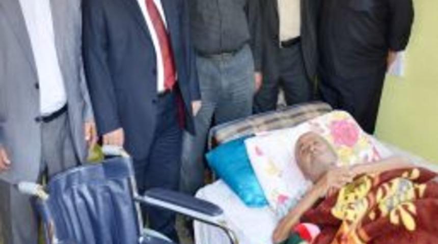 Emekliler Derneği Gazeteciye Tekerlekli Sandalye Verdi