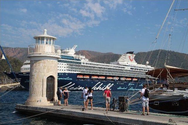 Yüzen Otel Marmaris'te