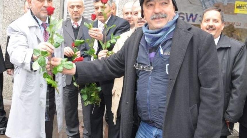 Zonguldak M&uuml;ft&uuml;s&uuml; Korkmaz, Halka G&uuml;l Dağıttı