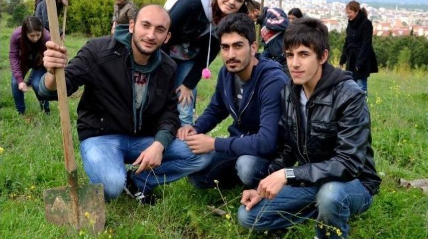 &Ouml;ğrenciler Fidan Dikti
