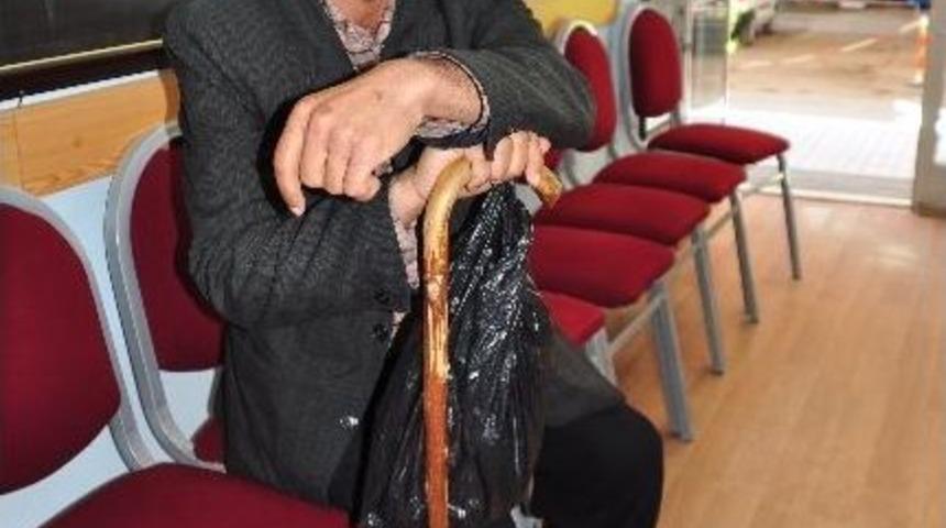 Pişkin Dilenci Zabıtayı G&ouml;r&uuml;nce Birden Canlandı