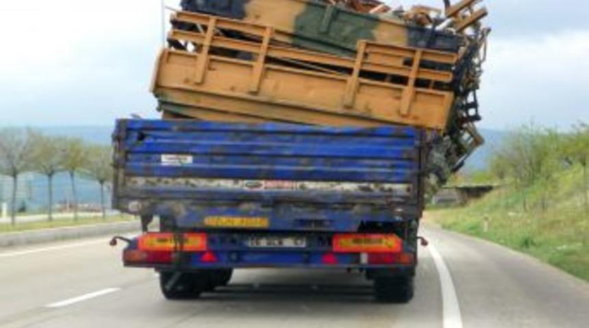 Hurda Askeri Ara&ccedil;lar Taşıyan TIR, Tehlike G&ouml;r&uuml;nt&uuml;ler Oluşturdu