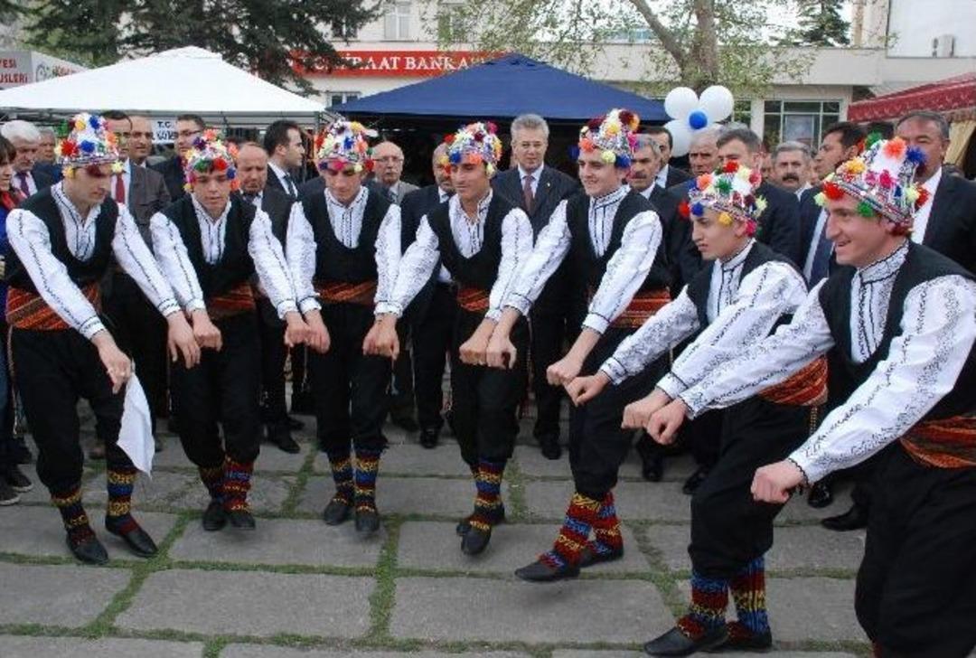 Davul-zurnanın Sesini Duymadan Oynadılar