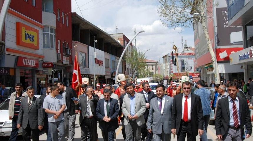 G&uuml;llerin Efendisi G&uuml;llerle Hatırlandı