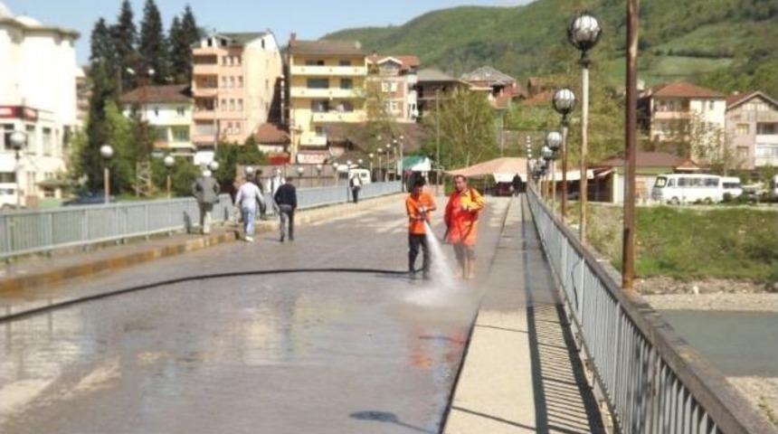 Kozcağız&rsquo;da Caddeler Yıkanıyor