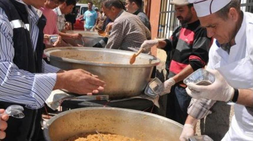 Yeşilbur&ccedil; K&ouml;y&uuml; Sakinleri 123 Yıldır Helva Pişirerek Kaynaşıyor