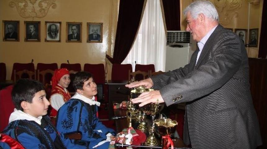 Halkoyunları Ekibinden Bir Kupa Daha