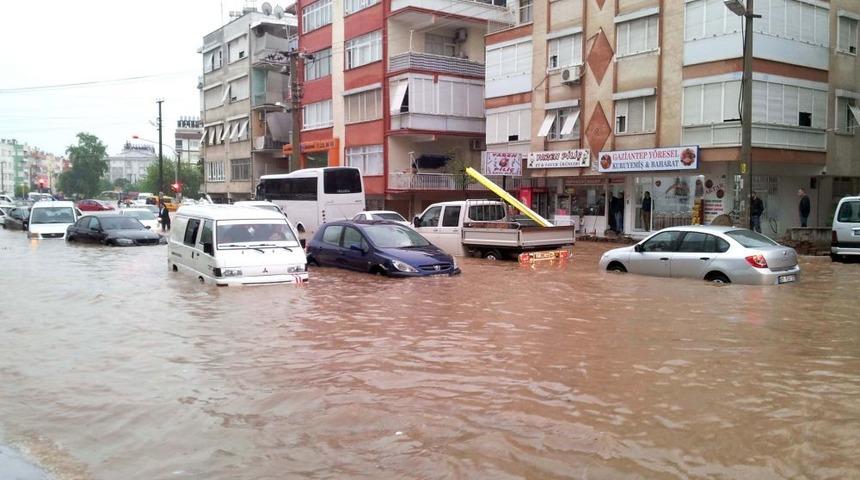 Antalya'da Yağış Hayatı Olumsuz Etkiledi